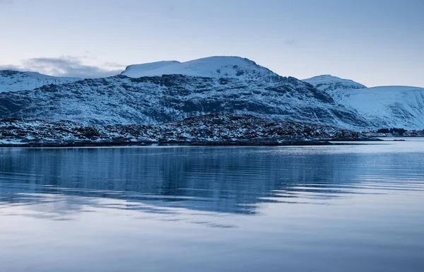 Montañas Cresta Reflexión Sobre Superficie Del Agua Paisaje Natural Noruega —  Fotos de Stock