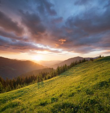 Dağ vadisinde gün batımı. Yaz mevsiminde güzel doğal manzara