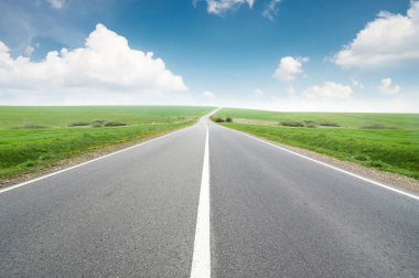 Yol ve bulutlu gökyüzü. Güzel doğal kavramı ve yolculuğu fikri