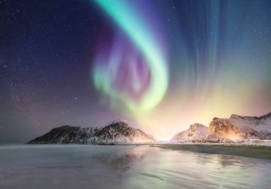 çarpıcı görünümü üzerinde gökyüzü kutup plajda, Norveç Kuzey Işık