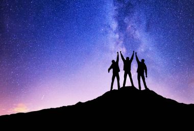 Dağ tepe gece gökyüzü arka plan, spor ve aktif bir yaşam kavramı üzerinde takım duran siluetleri 