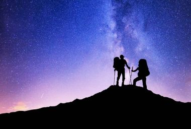 Dağ tepe gece gökyüzü arka plan, spor ve aktif bir yaşam kavramı üzerinde takım duran siluetleri 