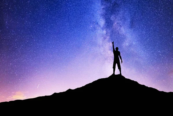 Silhouette Del Vincitore Piedi Sulla Cima Della Montagna Sfondo Cielo — Foto Stock