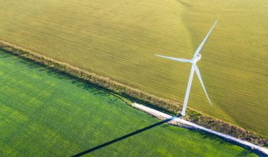 Rüzgar elektrik santrali sahada. Kavramı ve alternatif enerji geliştirme fikir
