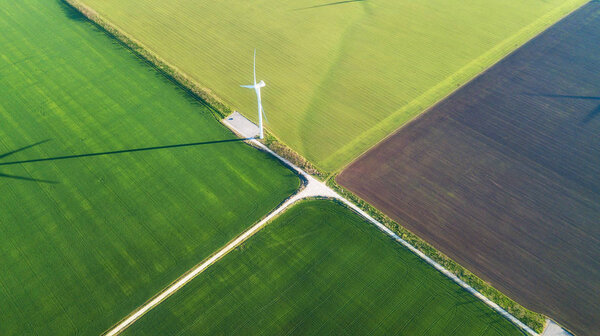 Ветряная электростанция в зеленом поле. Концепция и идея развития альтернативной энергетики
