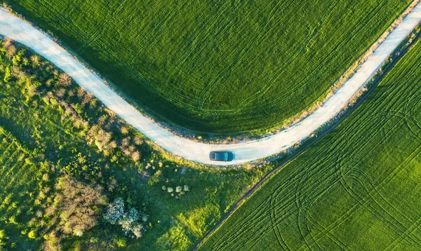 ถนนและรถในสนามส ทางการเกษตรจากอากาศ — ภาพถ่ายสต็อก
