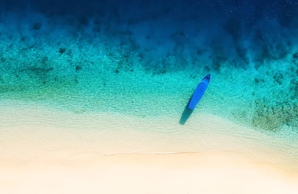 从顶部看水面上的船 从顶部看蓝色的水背景 夏天空中的海景 — 图库照片