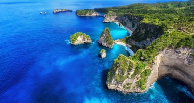 Denizde ve kayalarda hava manzarası. Yukarıdan bakıldığında gök mavisi arkaplan. Panoramik deniz manzarası. Kelingking plajı, Nusa Penida, Bali, Endonezya. Asya seyahati - görüntü