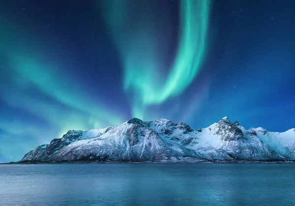 オーロラ ロフテン島 ノルウェー その後 山や冷凍海 夜の冬の風景 ノルウェー旅行 — ストック写真