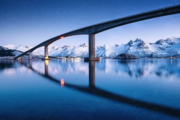 星と水と夜空 水面への反射 夜のノルウェーの自然景観 — ストック写真