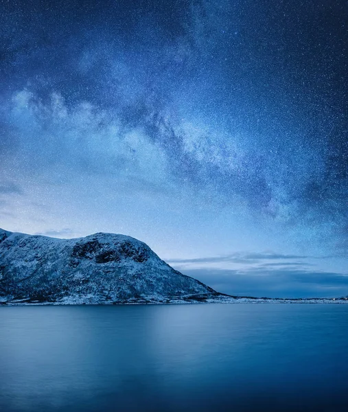 山や海の上の銀河 夜の風景です ノルウェーのロフテン島旅行 — ストック写真