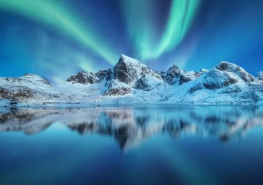 Aurora Borealis, Lofoten adaları, Norveç. Kuzeyin ışıkları, dağlar ve suyun yansıması. Kutup ışıkları altındaki kış manzarası. Norveç yolculuğu - görüntü