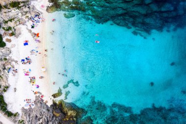 Kumsaldaki hava manzarası, taşlar ve gök mavisi deniz. Havadan kumsal ve deniz. Drone 'dan yaz deniz manzarası. Hırvatistan manzarası. Seyahat - resim