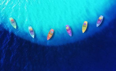 Havadan gelen tekneler. Güneşli bir günde gök mavisi suyla kaplı yaz deniz manzarası. İHA 'dan teknelerin üst görüntüsü. Seyahat - resim