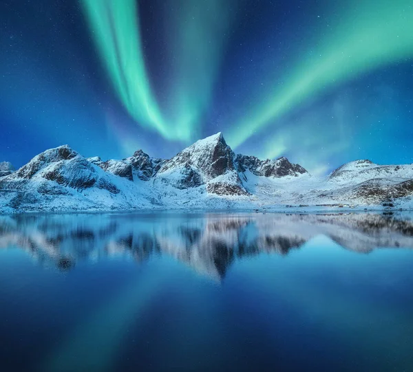 空の山や北の光 水の上の夜空と山の反射 ノルウェーの冬の風景 — ストック写真