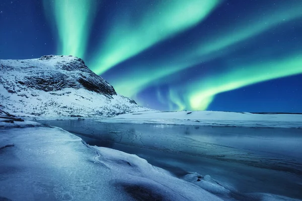 オーロラ ロフテン島 ノルウェー 極地の光の間の夜の時間の冬の風景 その後 山と凍った水 ノルウェー — ストック写真