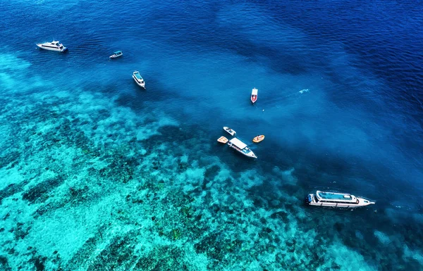Barcos Superfície Água Partir Vista Superior Fundo Água Azul Drone — Fotografia de Stock