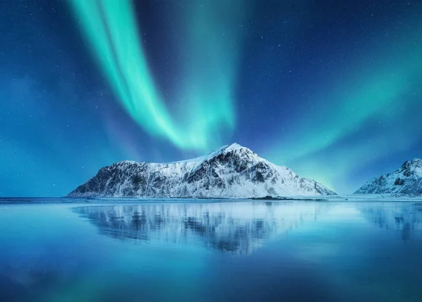 Aurora Borealis Isole Lofoten Norvegia Luci Nordiche Montagne Riflessione Sull — Foto Stock