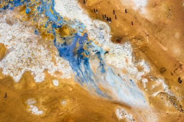 İzlanda'daki Geysers Vadisi'nde nehir kenarındaki insanlar. Nehrin üzerindeki hava manzarası. Havadan İzlanda manzarası. Ünlü bir yer. Seyahat - resim