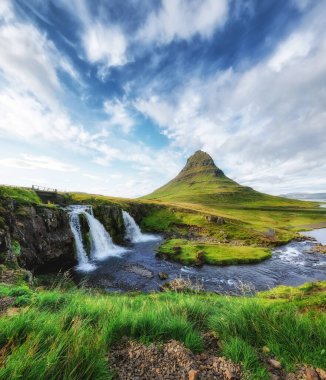 Kirkjufell. İzlanda 'da dağlar ve şelale. Yazın doğal bir manzara. Çimen ve nehir. Ünlü bir yer. İzlanda seyahati - resim