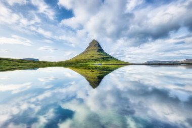 Kirkjufell. İzlanda 'da dağlar ve göl. Yazın doğal bir manzara. Su yüzeyindeki yansıma. Ünlü bir yer. İzlanda seyahati - resim