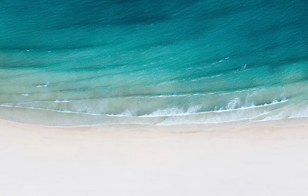 İzlanda. Sahil şeridinde havadan görünüm. Havadan plaj ve deniz. İzlanda'da ünlü bir yer. İnsansız hava aracından yaz deniz manzarası. Seyahat - resim