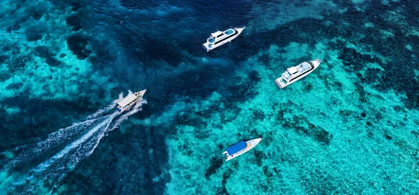 Barcos Superficie Del Agua Desde Vista Superior Fondo Agua Azul — Foto de Stock