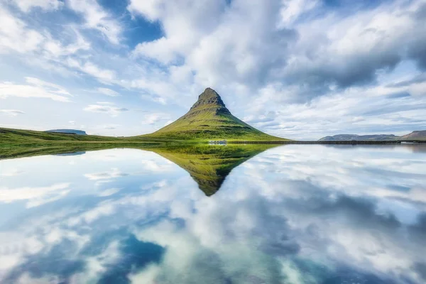 Kirkjufell Bergen Meer Ijsland Natuurlandschap Zomer Reflectie Het Wateroppervlak Beroemde — Stockfoto