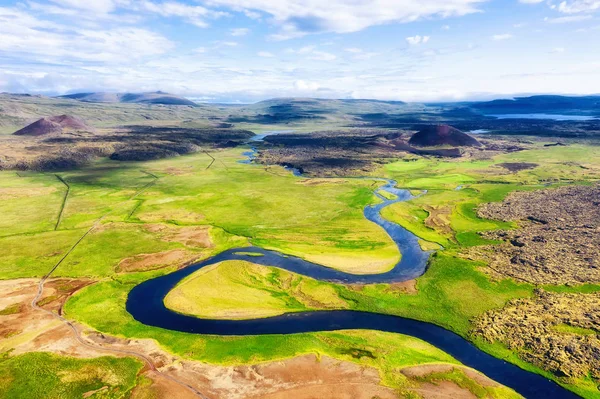 アイスランド フィールドと川の空中ビュー 当時のアイスランドの風景 ドローンからの風景 — ストック写真