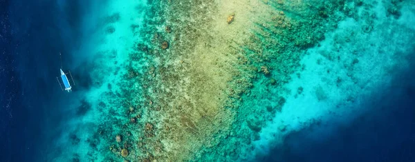 サンゴ礁とボートのパノラマビュー 上から見たAzure水の背景 夏の海の空気から — ストック写真