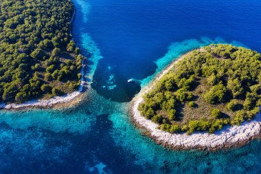 Denizdeki adalarda hava manzarası. Gök suyu ve ağaçlı adalar. Yaz mevsiminde havadan deniz manzarası. Seyahat - resim