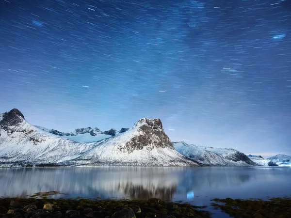 Hory Hvězdná Noční Obloha Ostrovy Senja Norsko Odraz Vodní Hladině — Stock fotografie