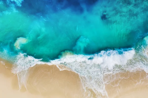 Κύματα Και Παραλία Ακτή Φόντο Από Την Κορυφή Άποψη Τυρκουάζ — Φωτογραφία Αρχείου