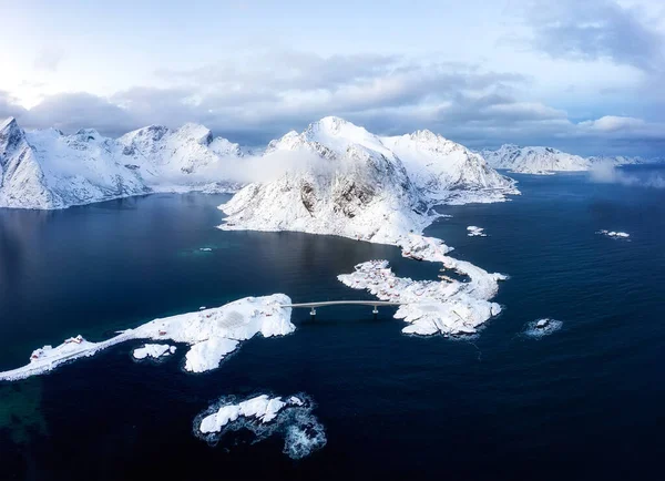 ノルウェーのロフトテン島 ハムニー村の空中ビュー 青い時間帯の冬の時間帯の風景 山と水 — ストック写真