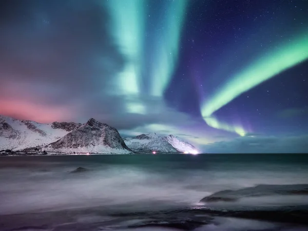 挪威Senja岛Aurora Borealis 北极光 群山和水面上的倒影 极地灯光下的冬季风景 挪威旅行 — 图库照片