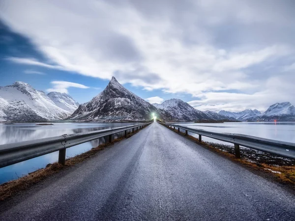 Straße Und Berge Der Nacht Lofoten Norwegen Asphalt Und Mondlicht — Stockfoto