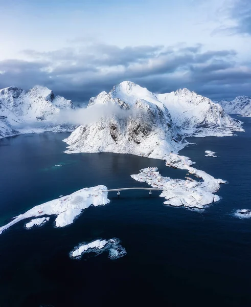 ノルウェーのロフトテン島 ハムニー村の空中ビュー 青い時間帯の冬の時間帯の風景 山と水 — ストック写真