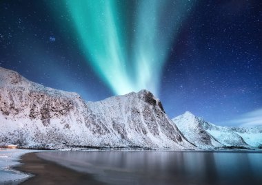 Aurora Borealis, Senja adaları, Norveç. Kuzeyin ışıkları, dağlar ve suyun yansıması. Kutup ışıkları altındaki kış manzarası. Norveç yolculuğu - görüntü