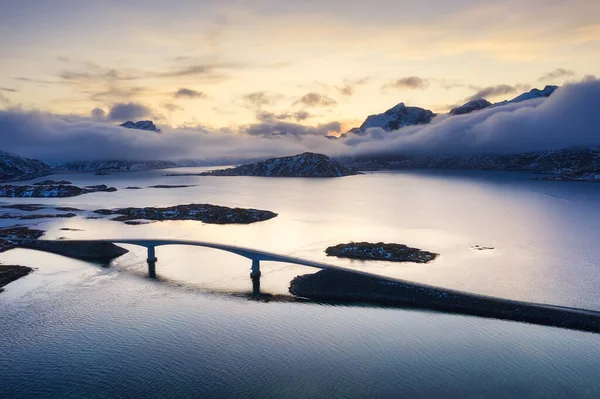 日落时 从空中俯瞰桥和山 挪威罗浮敦群岛 从无人机上看风景高山 道路和海洋全景 — 图库照片
