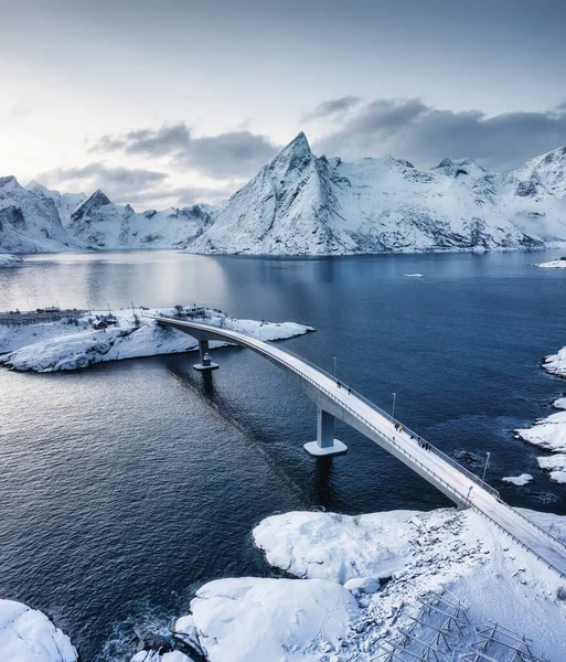 挪威Lofoten群岛Hamnoy村的空中景观 蓝色时间的冬季景观 山和水 — 图库照片