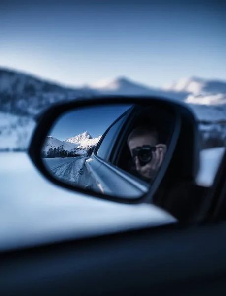 Fotografering Backspegeln Resa Med Bil Bergen Landskap Vintern Norge Resor — Stockfoto