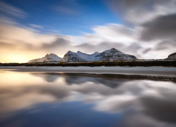 Montanhas Reflexões Sobre Água Noite Paisagem Inverno Céu Com Estrelas — Fotografia de Stock