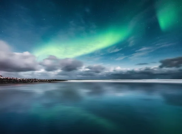 Aurora Borealis Strand Skagsanden Lofoten Eilanden Noorwegen Sterren Noorderlicht Reflecties — Stockfoto