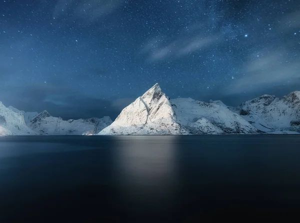 Hegyek Gondolatok Vízen Éjszaka Téli Táj Csillagokkal Felhőkkel Mozgásban Természet — Stock Fotó
