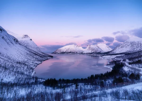 Вид Горы Океан Острове Сеня Норвегия Пейзаж Зимнее Время Голубой — стоковое фото
