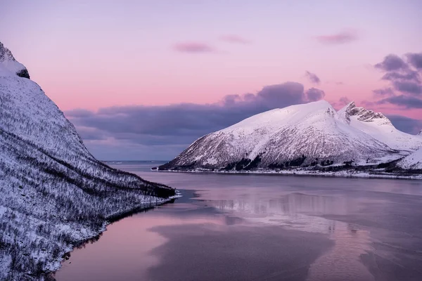 Montañas Cielo Atardecer Isla Senja Noruega Nubes Cielo Atardecer Fondo — Foto de Stock