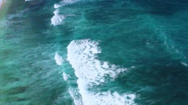 Gündüz deniz manzarası. Su altyapısı. Turkuaz su arka planı. Deniz ve sahil. Bali, Endonezya. Seyahat - Video