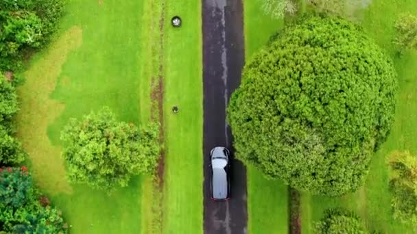 Islande. Vue aérienne sur la montagne et la route. Paysage en Islande à l'heure actuelle. Paysage du drone. Voyage - image 
