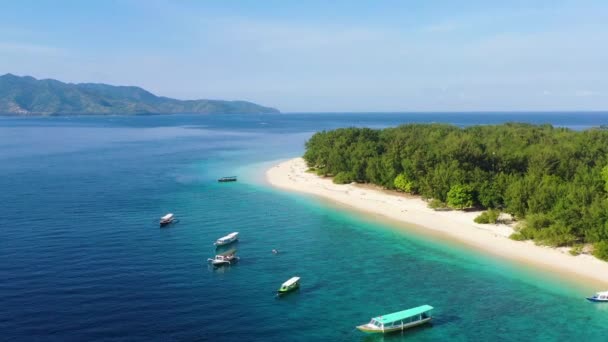 从顶部看海岸和渔船作为背景 蓝绿色背景的水来自顶级无人机 夏天空中的海景 巴厘岛 印度尼西亚 旅行录像 — 图库视频影像