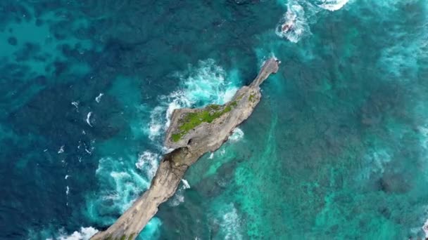 Luftaufnahme Von Meer Und Felsen Türkisfarbener Wasserhintergrund Von Oben Sommerliche — Stockvideo